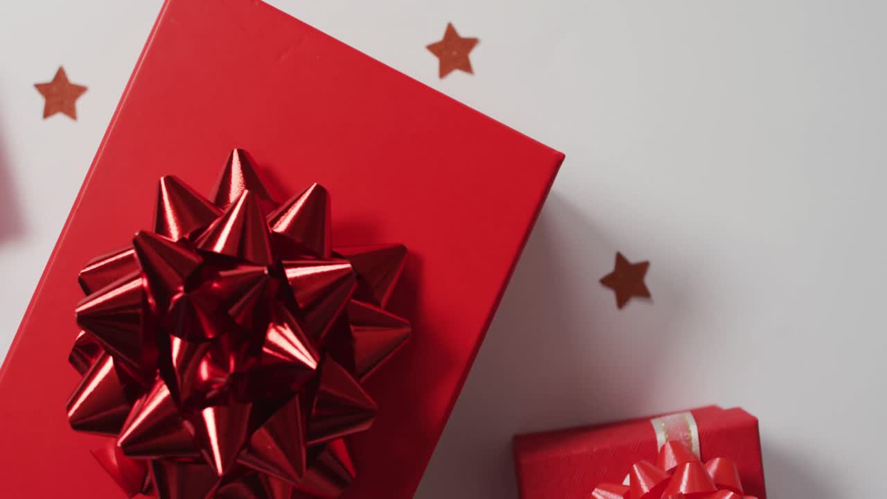 video de regalos de navidad rojos y espacio de copia sobre fondo blanco