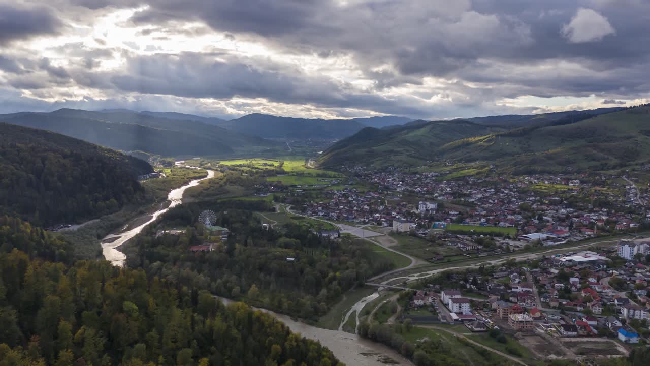 Hyperlapse of Gura Humorului, Romania, featuring mountains, river, and city.