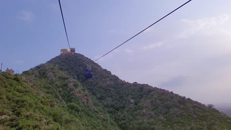 Vista-Del-Teleférico-Que-Se-Mueve-Hacia-La-Estación-De-La-Cima-De-La-Montaña-Desde-Un-ángulo-Plano.-El-Vídeo-Se-Toma-En-Pushkar,-Rajasthan,-India,-El-19-De-Agosto-De-2023.