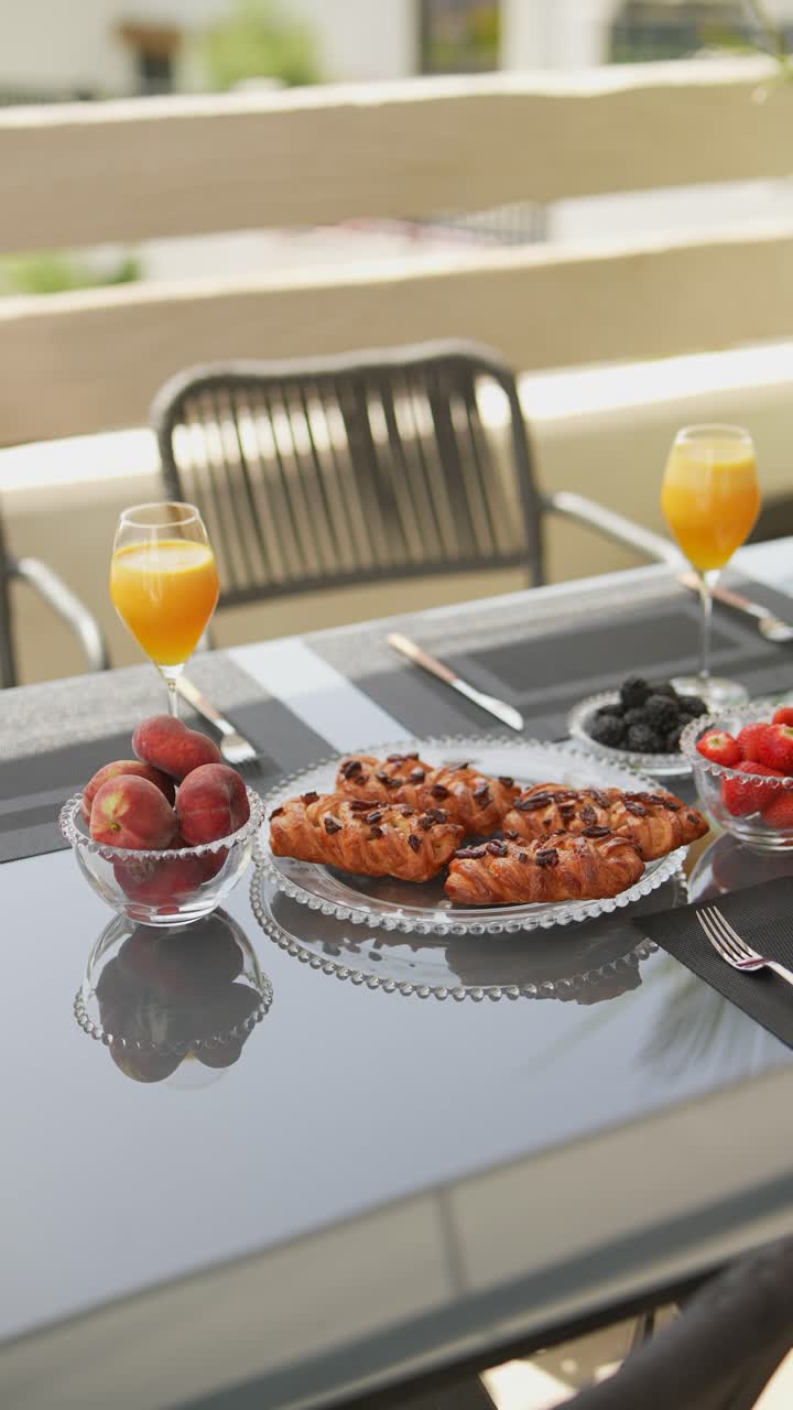 desayuno al aire libre en un patio