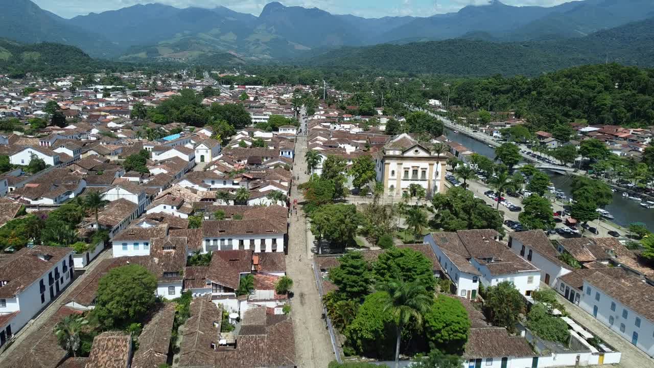 Chuyến bay bằng drone song song với Rio Pereque Acu ở Paraty, Brazil, bay ngang qua Rua Marechal Deodoro. Có nhà thờ Nossa Senhora dos Remedios, núi và rừng Đại Tây Dương ở phía sau