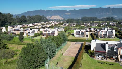 Vista-Aérea-De-Casas-En-Los-Suburbios-De-Colombia