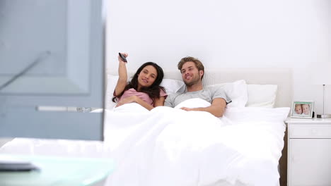 pareja viendo la televisión juntos