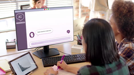 composición de mujeres diversas que usan computadora con un chat en la pantalla