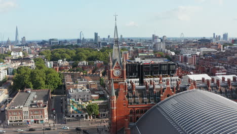 Slide-and-Pan-Aufnahmen-Des-Historischen-Gebäudes-Aus-Rotem-Backstein-Mit-Glockenturm.-Bahnhof-St-Pancras-Und-Panoramische-Luftaufnahme-Der-Stadt.-London,-Vereinigtes-Königreich