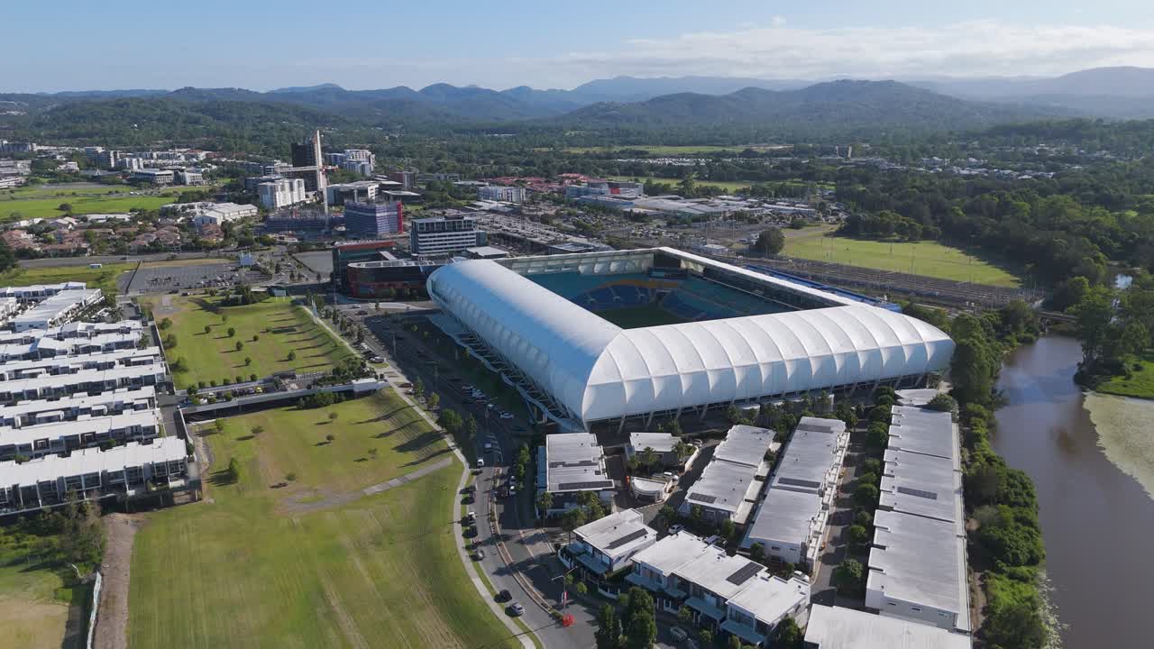 경기장은 초록색과 도시 풍경으로 둘러싸여 있습니다.