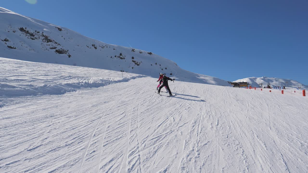 el instructor enseña al estudiante a esquiar en las montañas en invierno