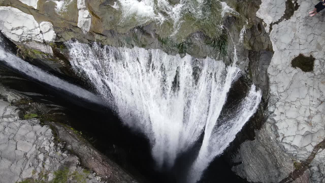 imágenes de drones cercanas de una cascada en un pequeño cañón en el circo de mafate en la isla de la reunión