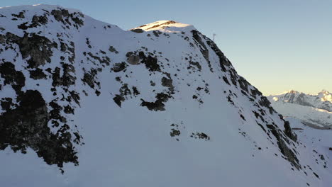 Toma-De-Drones,-Camiones-De-Izquierda-A-Derecha,-Revelando-Una-Escena-Montañosa-Cubierta-De-Nieve