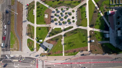 park centralny, el parque de la ciudad de gdynia, polonia, está rodeado de calles bulliciosas y tráfico, ofreciendo una impresionante vista de arriba hacia abajo de la exuberante vegetación, árboles y arbustos