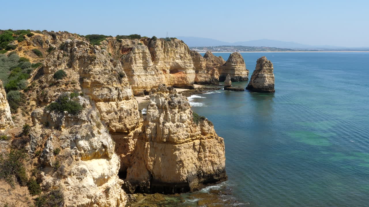 화창한 날에 ponta da piedade에 암석이 있는 바다 경치