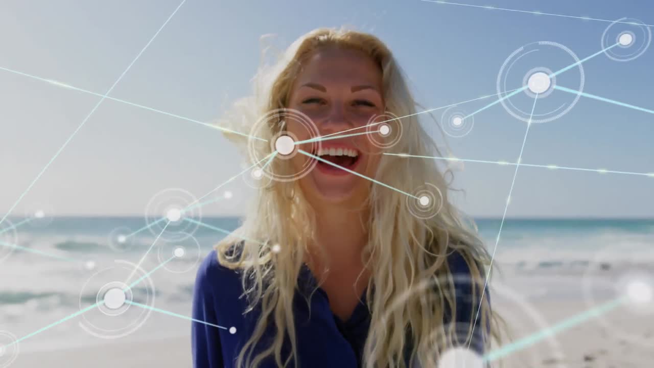 animación de una red de conexiones sobre una mujer feliz en la playa