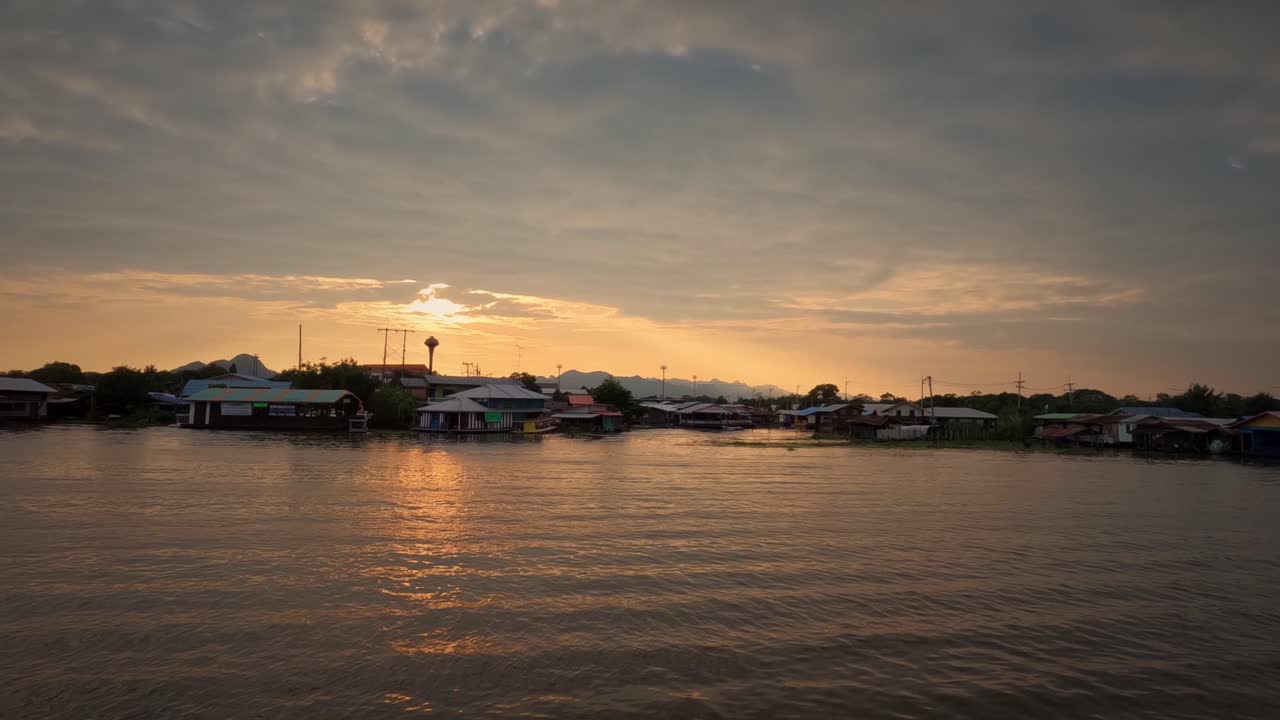 칸차나부리 황금 시간 해가 지는 타임 ⁇ 스 비디오 태국의  ⁇ 이 강 위