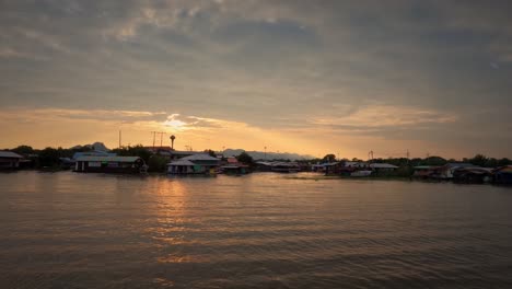 Video-Timelapse-De-La-Puesta-De-Sol-De-La-Hora-Dorada-De-Kanchanaburi-Sobre-El-Río-Kwai-En-Tailandia