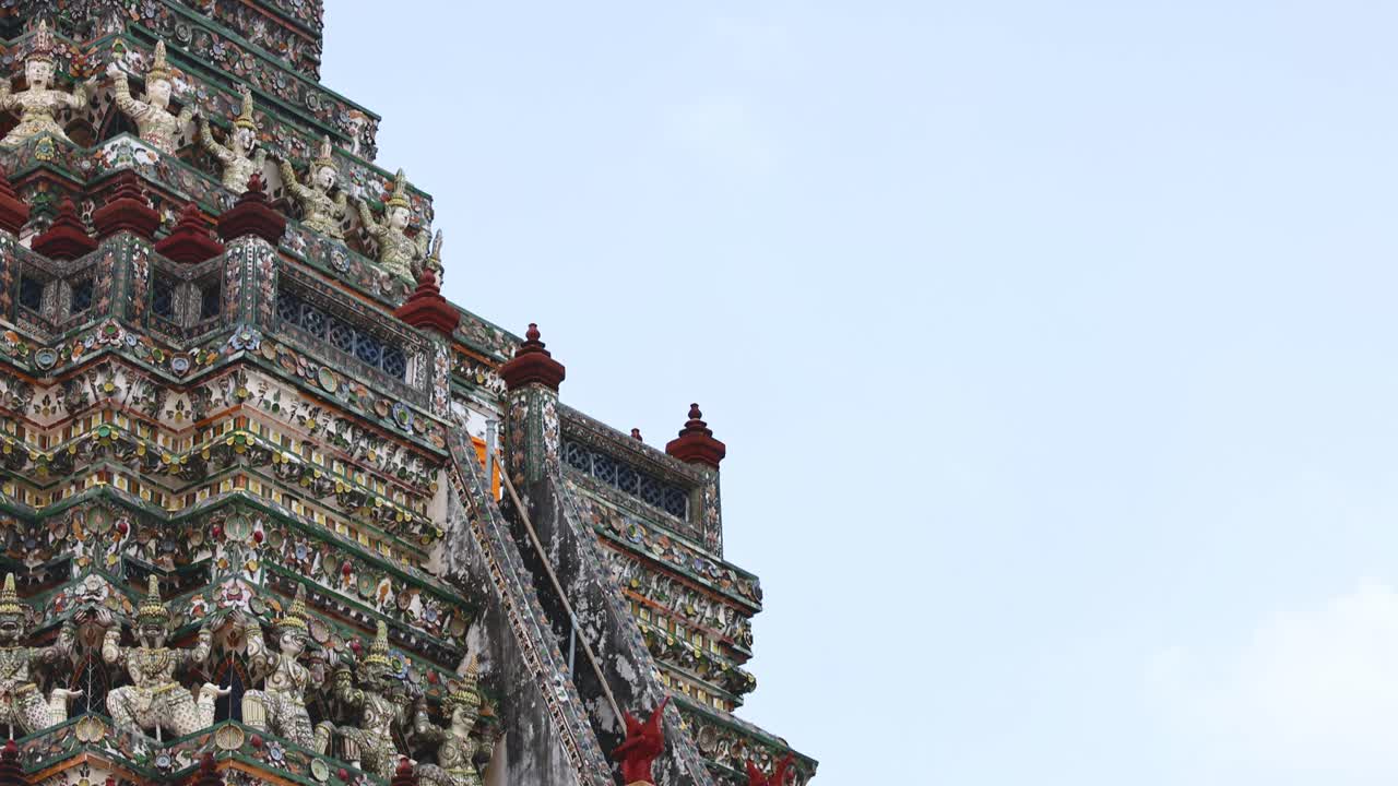 와트 아룬 의 장식 된 구조 의 상세 한 시각