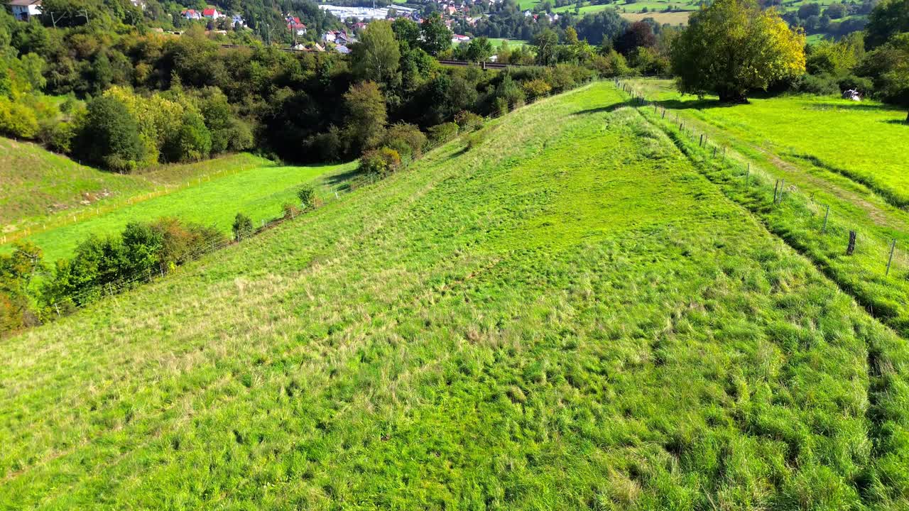 푸른 초원 과 굴곡 한 언덕 의 공중 전망 4k