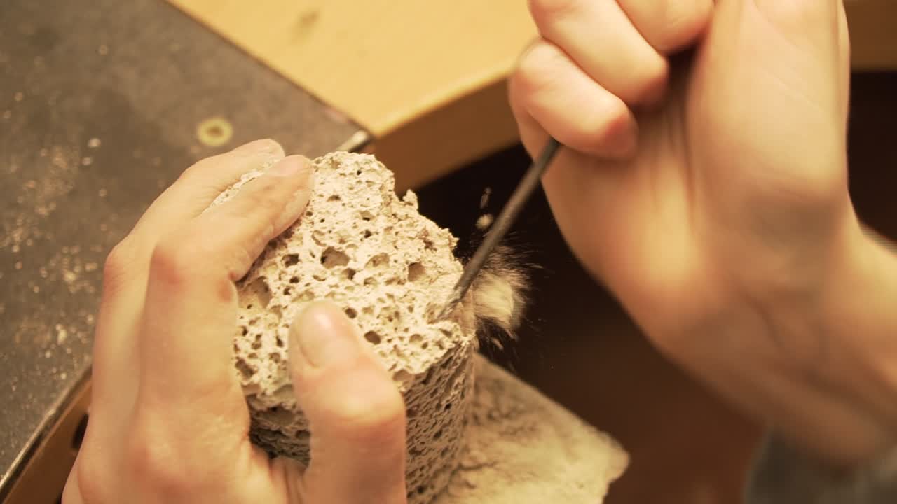 둥근 파일이 있는 부서지는 콘크리트 실린더 - 슬로우 모션으로 클로즈업 샷