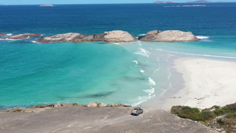 Excelente-Toma-Aérea-De-Un-Camión-Conduciendo-Hacia-La-Playa-En-Wylie-Bay,-Esperance,-Australia