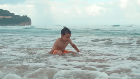 Niño-Alegre-Pasando-Tiempo-En-La-Orilla-Del-Mar.-Adolescente-Alegre-Chapoteando-En-El-Agua.