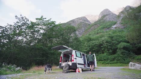 挪威人和他的狗在挪威卡塔馬倫山附近停放露營車