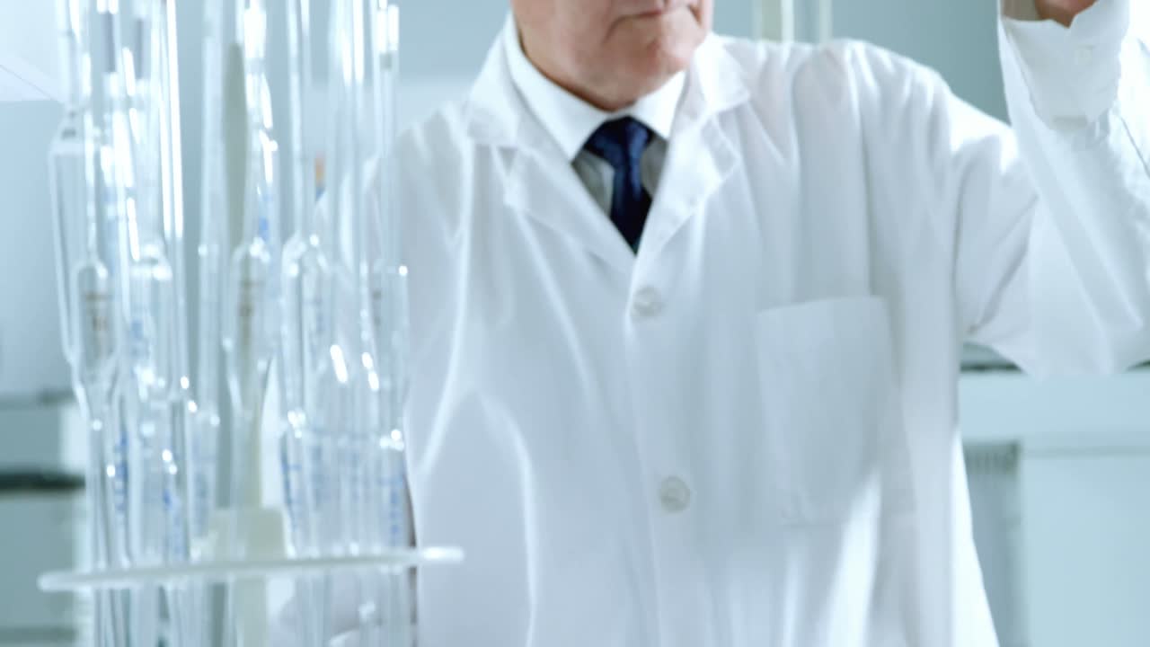 실험실에서 실험하는 남성 과학자 4k