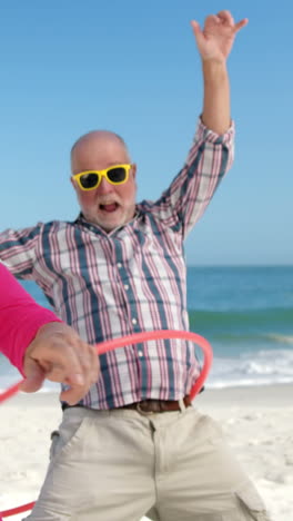 una pareja de mayores haciendo hula hoop.