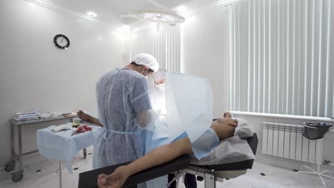 procedimiento quirúrgico en una sala de operaciones