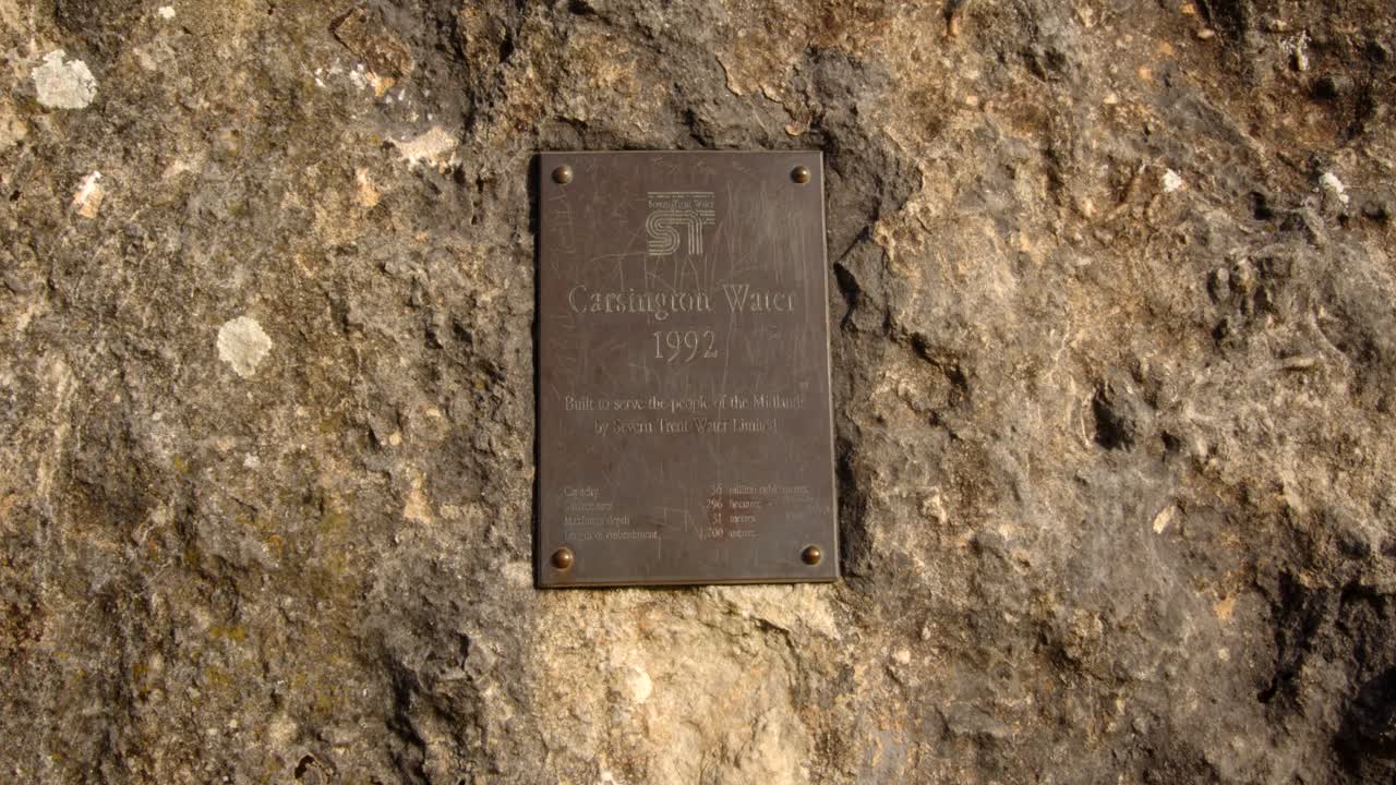 disparo de la placa de apertura decorativa en el área de observación cubierta de agua de carsington con la torre de la válvula de agua, la torre de extracción en el fondo