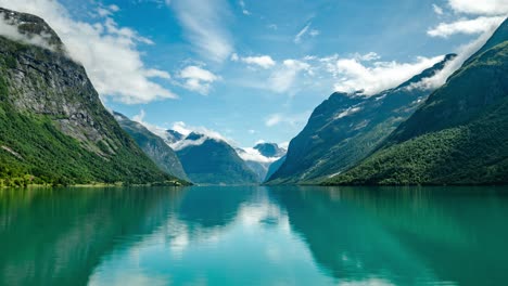 Timelapse-Hermosa-Naturaleza-Noruega-Paisaje-Natural-Lago-Lovatnet-Valle-Lodal.