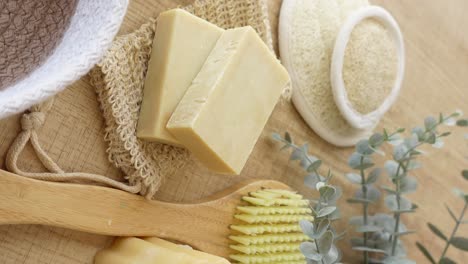 jabón natural y accesorios para el baño
