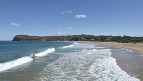 Olas-Espumosas-Salpicando-En-Las-Orillas-De-La-Playa-De-Macmasters-En-La-Costa-Central,-Nueva-Gales-Del-Sur,-Australia