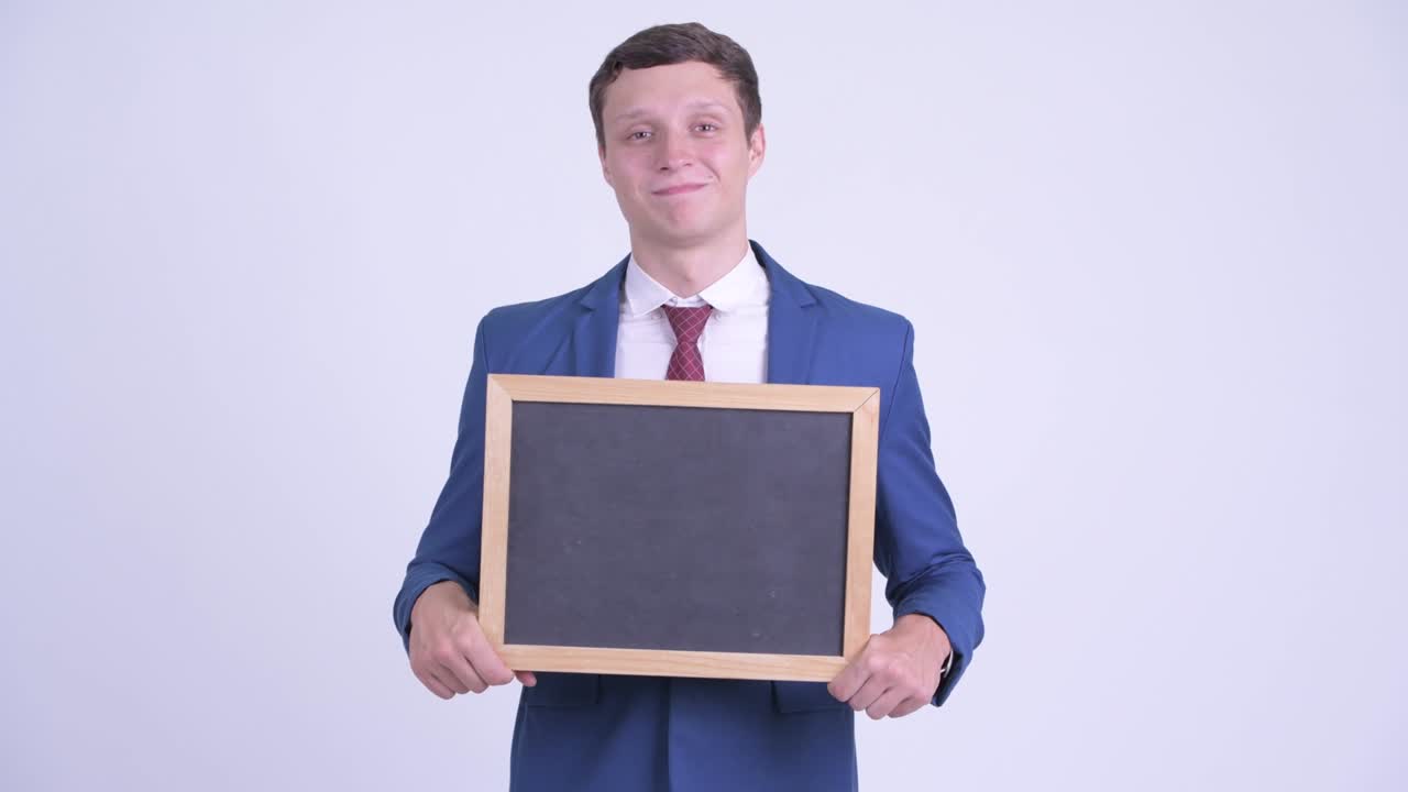 feliz joven hombre de negocios guapo con pizarra