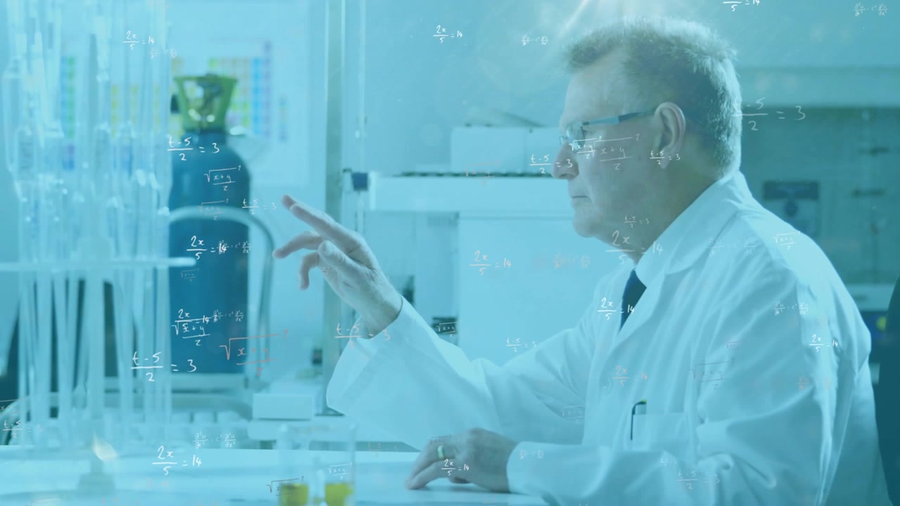 Video verticale: Scienziato senior seduto al banco di laboratorio che prende una fiala e analizza una sovrapposizione matematica.