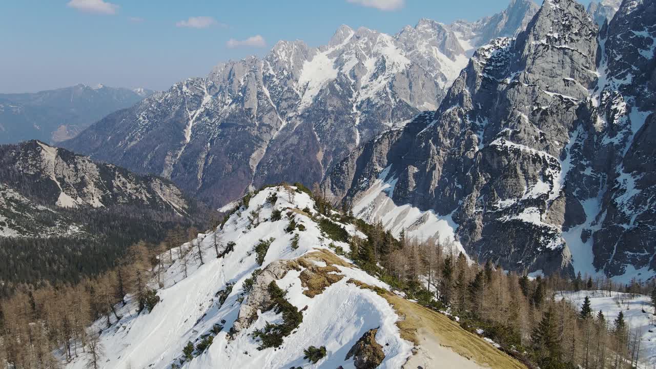 vista aérea de las montañas cubiertas de nieve