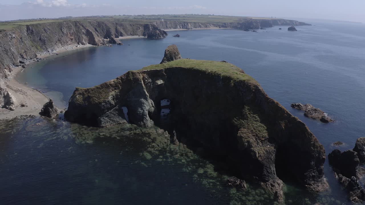 cuevas marinas erosionadas naturales erosionadas de un islote rocoso frente a una costa escarpada