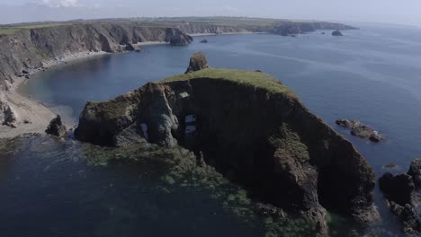 Cuevas-Marinas-Erosionadas-Naturales-Erosionadas-De-Un-Islote-Rocoso-Frente-A-Una-Costa-Escarpada