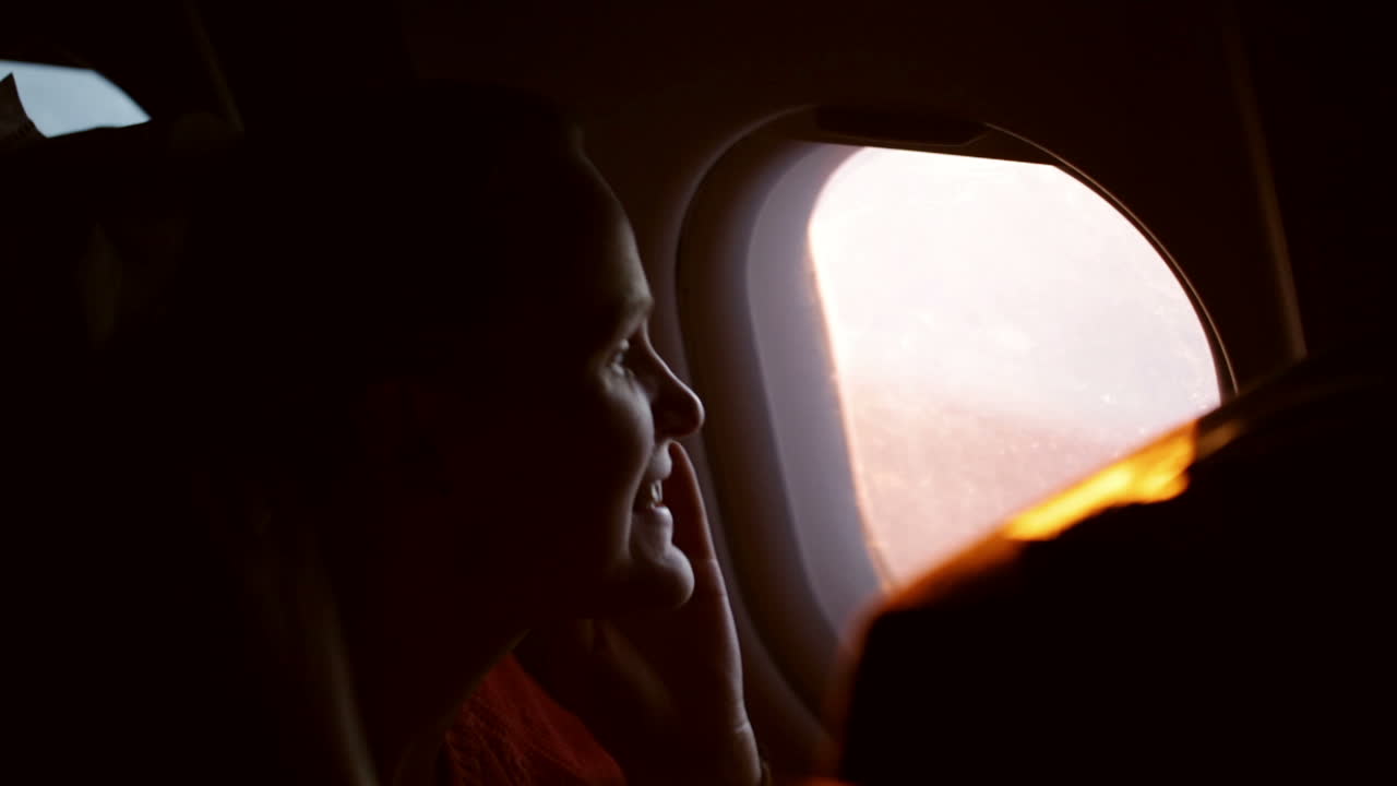 비행기에서 전화로 얘기하는 여자