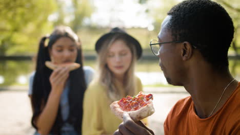 primer plano de un hombre comiendo con sus amigos