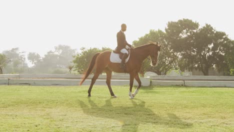 Hombre-Afroamericano-Montando-Su-Caballo-De-Doma