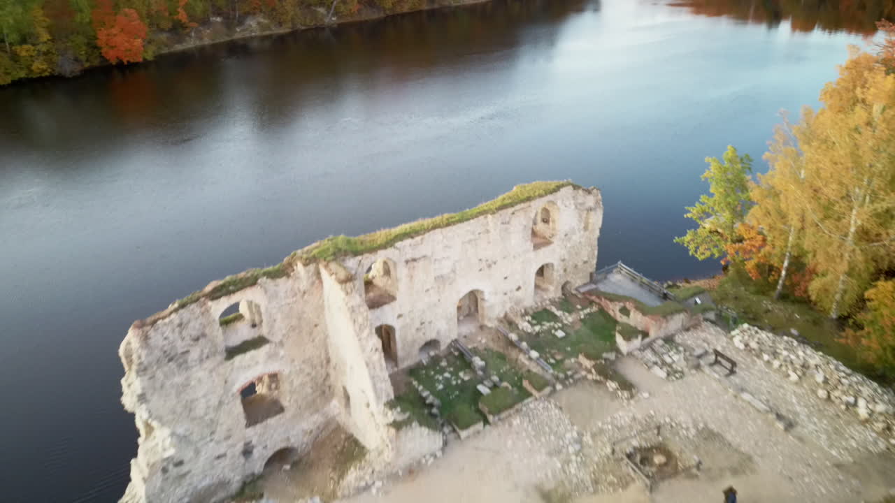 paisaje aéreo de otoño antiguas ruinas del castillo koknese y río daugava ubicado en koknese letonia