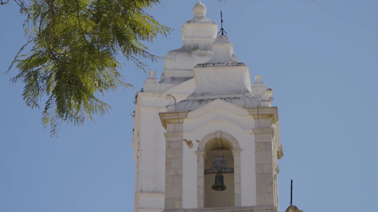 Vista ravvicinata della torre con la campana presso la Igreja de Santo António a Lagos, Portogallo.