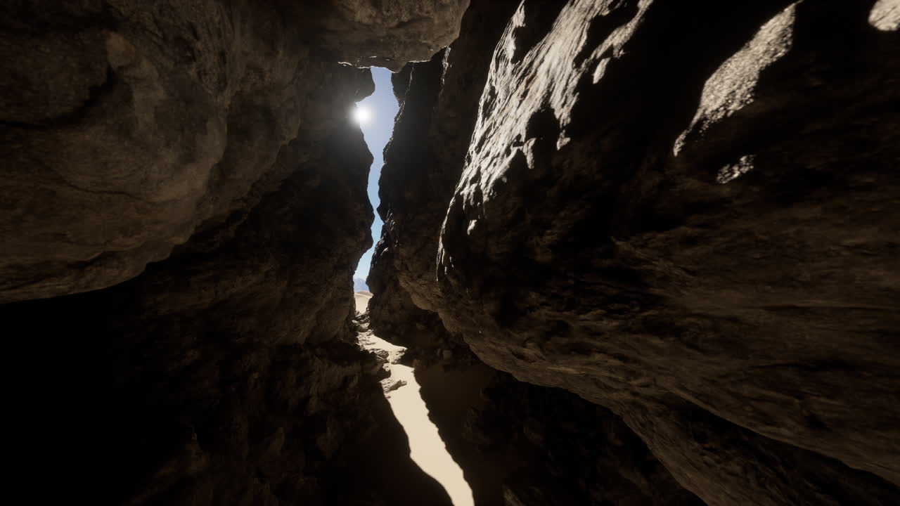 el sol brillando a través de una grieta en las rocas