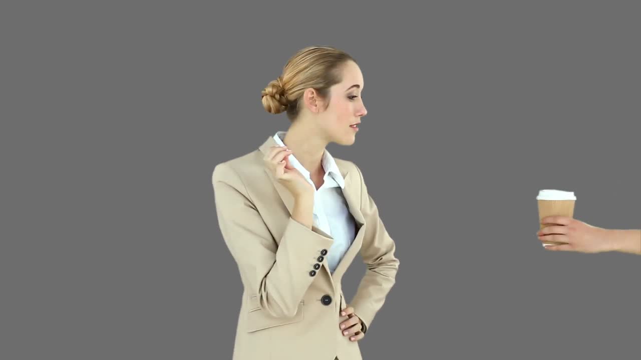 бизнес-леди зевает, а затем ей вручают кофе.