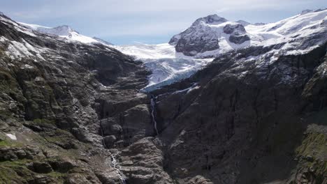 vista aérea del majestuoso glaciar trift en los alpes urner, berna, suiza
