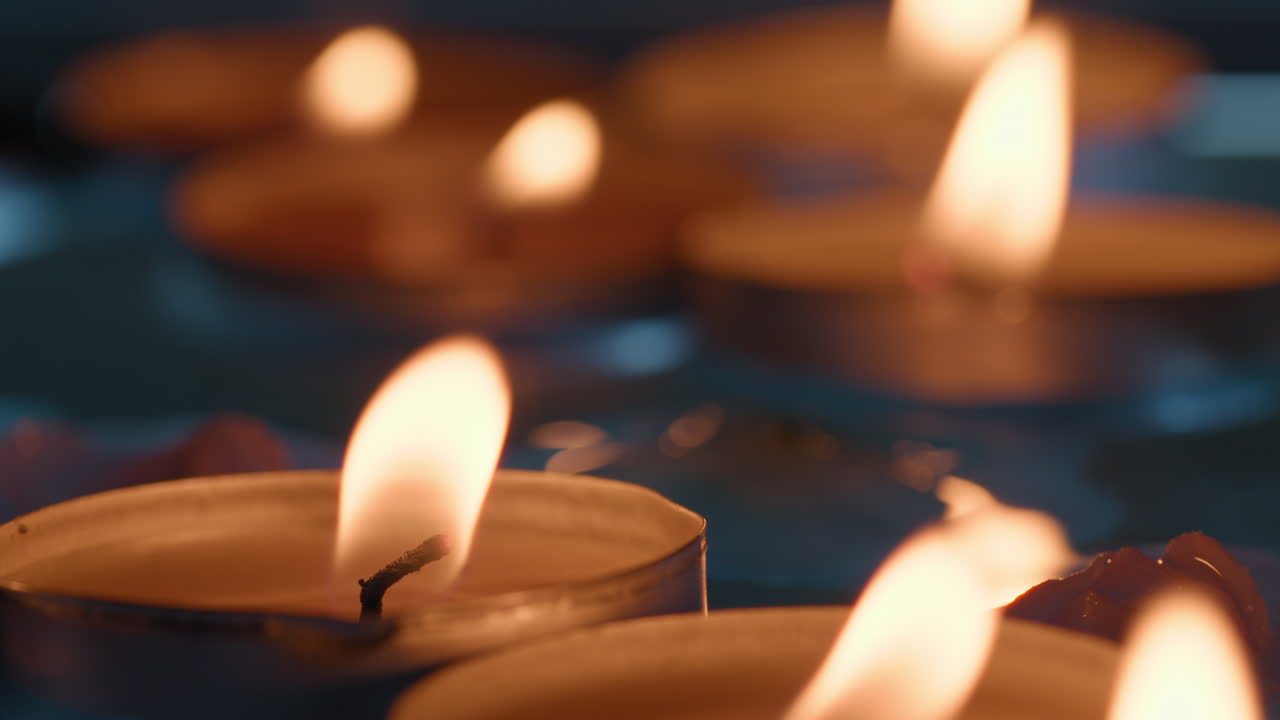 Lanterne tradizionali, candele galleggianti nel fiume per le celebrazioni del Diwali