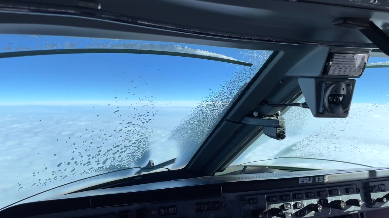 Ghiaccio sul parabrezza dell'aereo durante il volo. POV del pilota, in tempo reale.