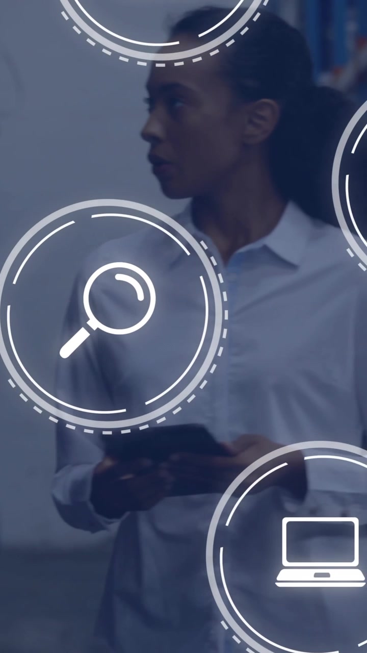 Animación de iconos y procesamiento de datos digitales sobre una mujer trabajando en un almacén.