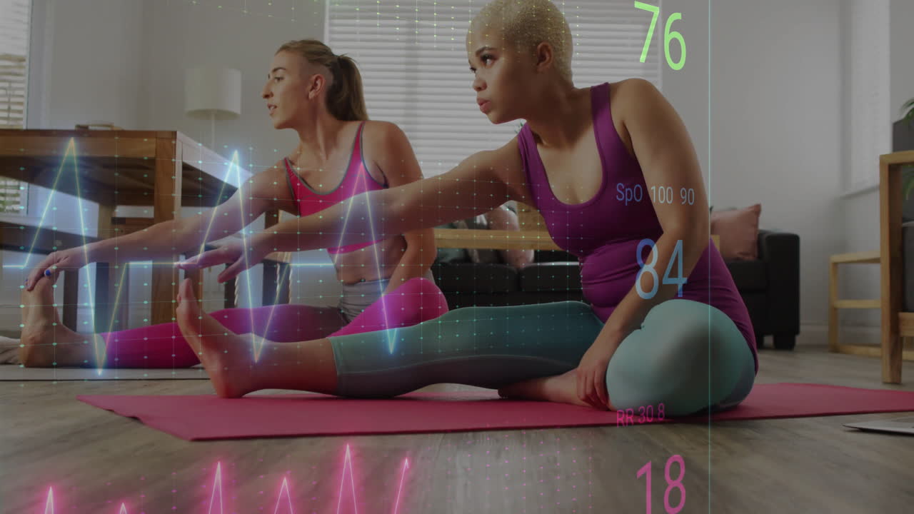 animación de cardiógrafos sobre diversas parejas femeninas que hacen ejercicio en casa