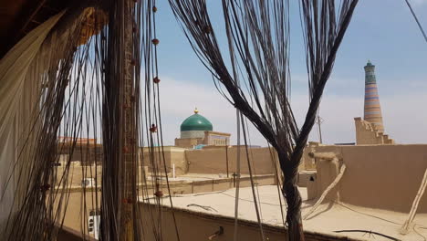 vista de la antigua ciudad amurallada de khiva desde la ventana con auténticas cortinas orientales, uzbekistán