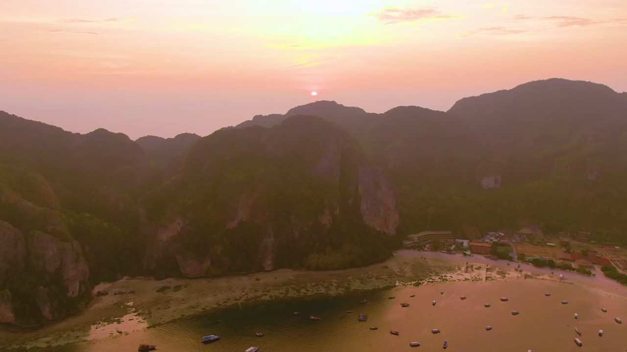 열대 섬의 낙원 위에 해가 지는 것